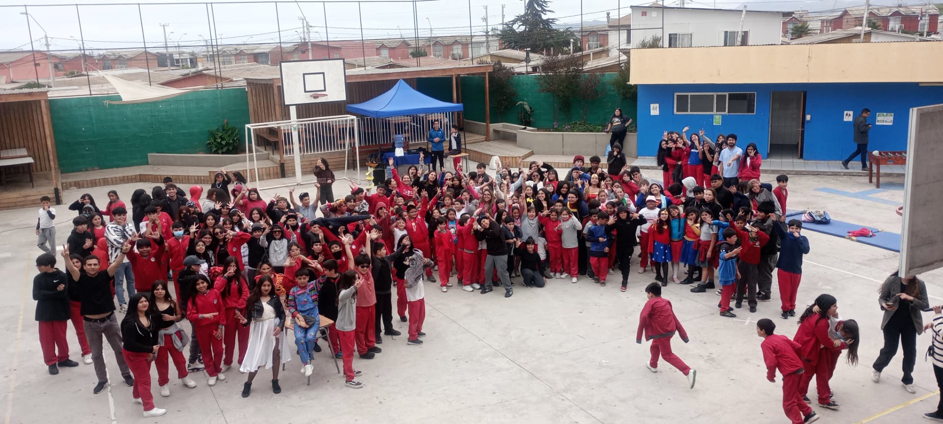Comunidad del Colegio Rukalaf reunida en el patio central