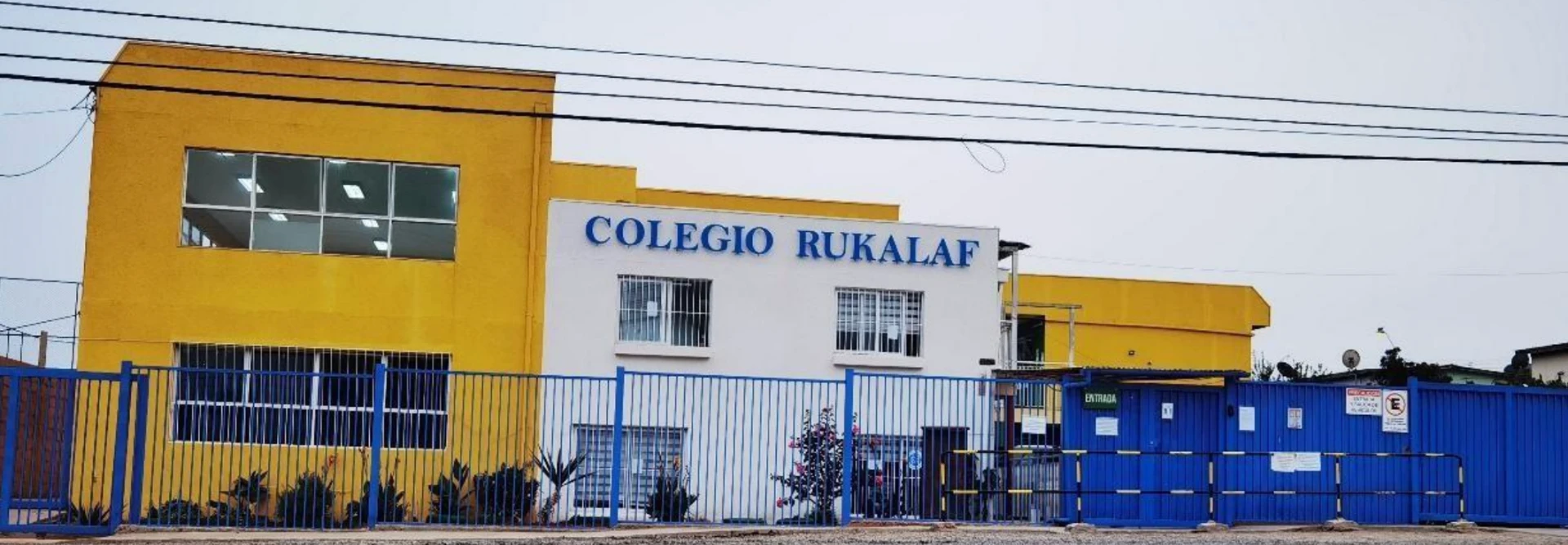 Fachada del Colegio Rukalaf en Las Compañías, La Serena